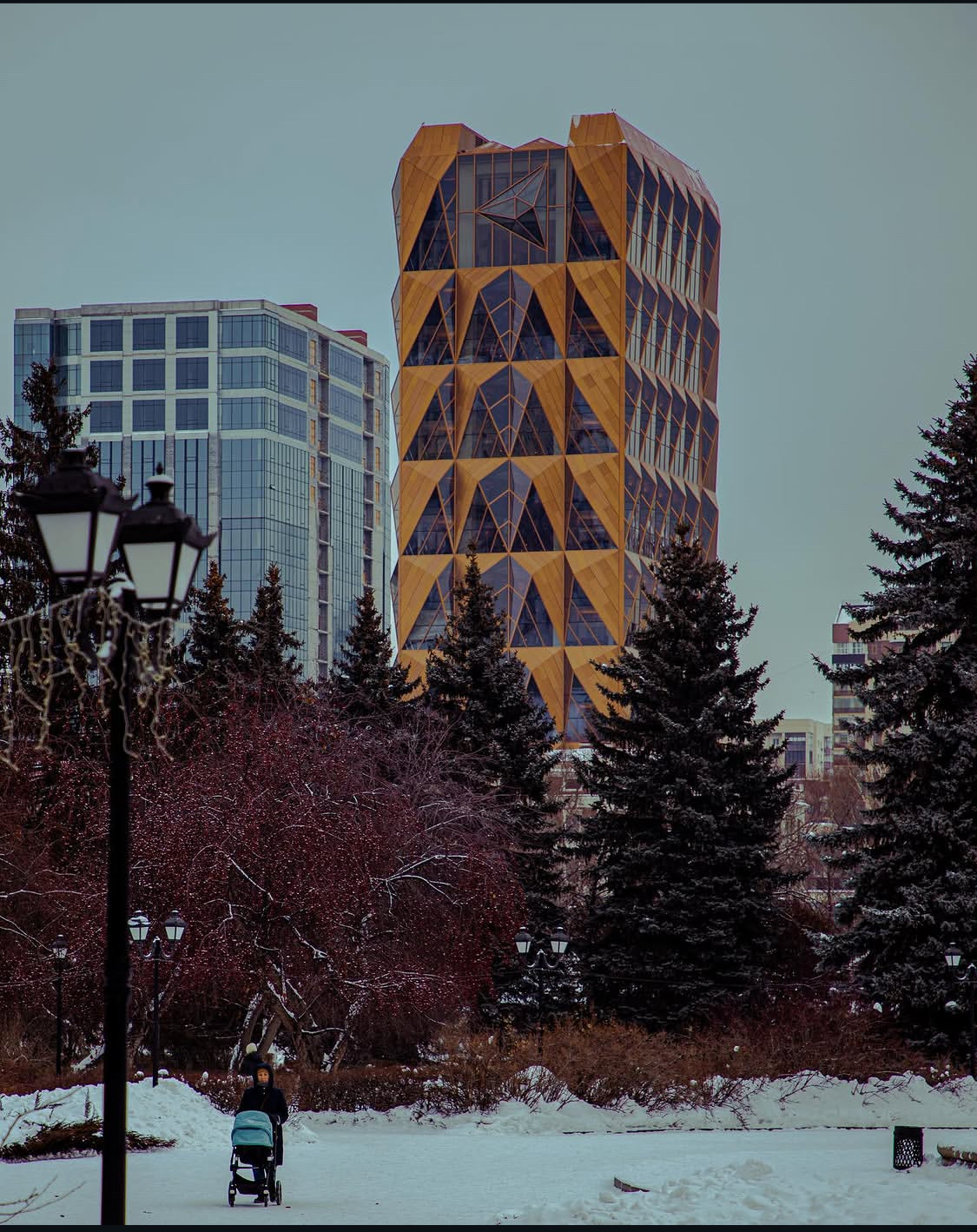 Профессиональная фотосъемка здания в форме ананаса в Екатеринбурге.